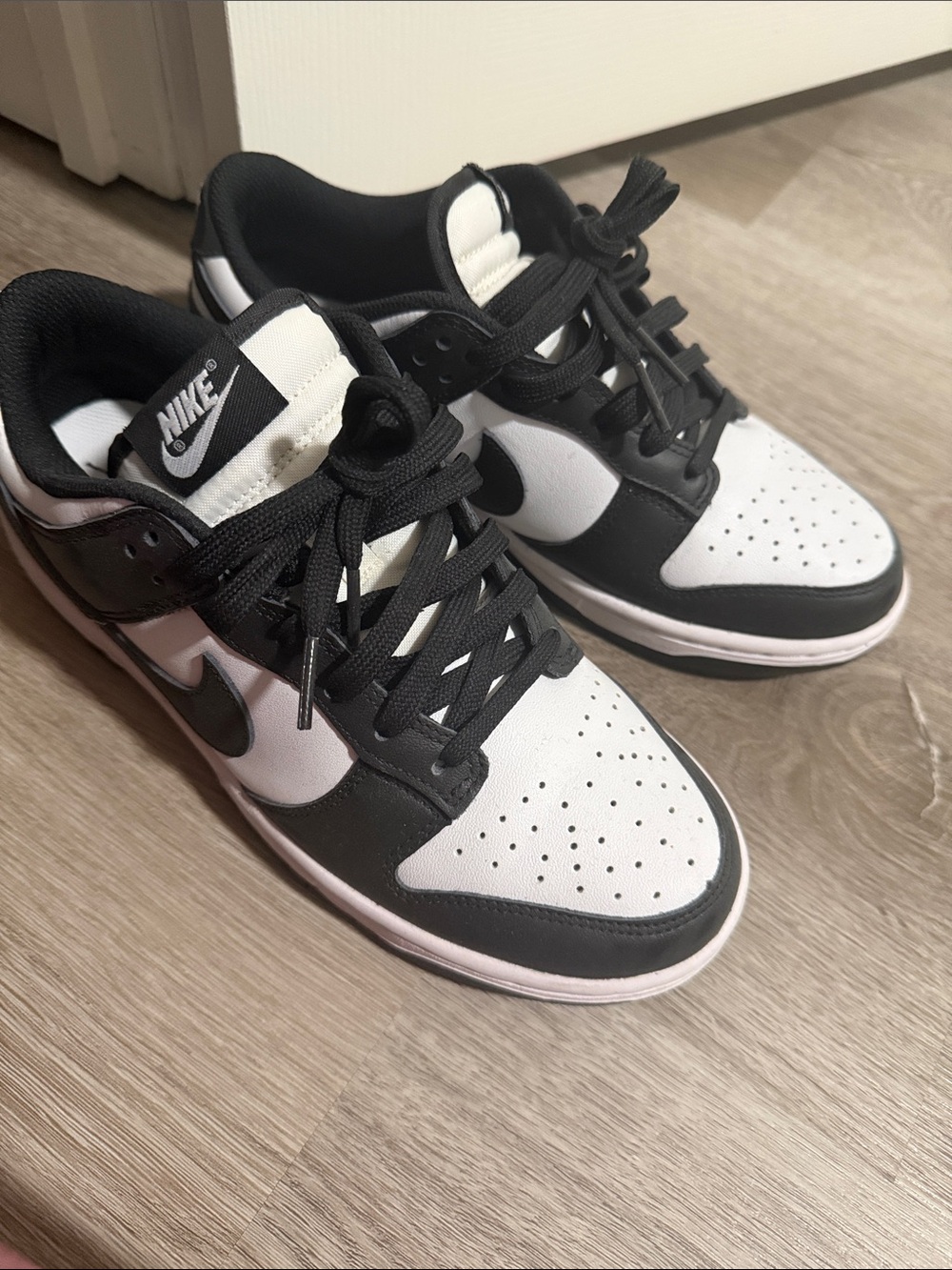 Nike Women’s Black & White Low Top Sneakers - Picture 6 of 6